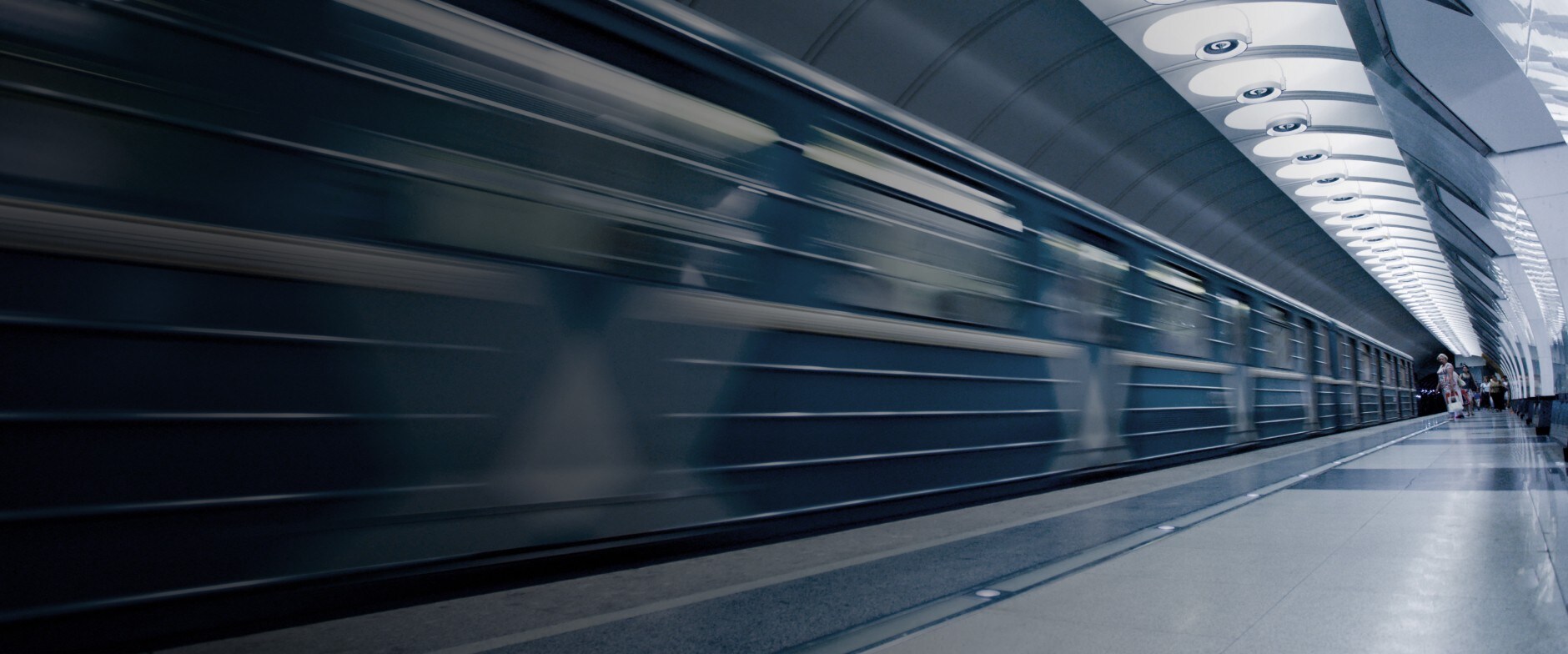 U-Bahn, die in einem Tunnel vorbeifährt