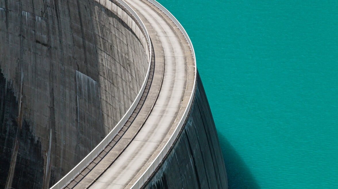 una presa que contiene agua en el otro lado