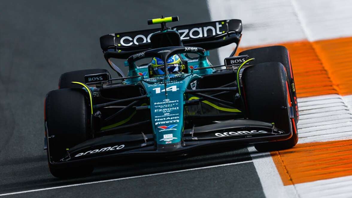 Vista frontal del coche de Aston Martin F1, en el borde de la pista en una curva