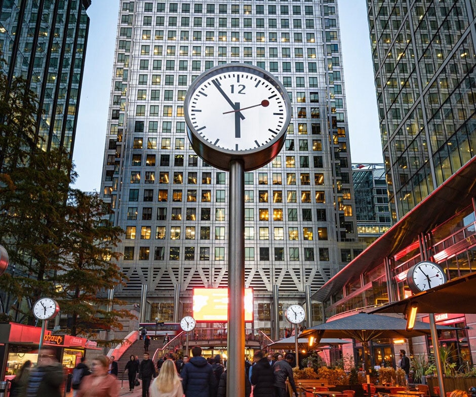 Torre del reloj en el centro de los enormes edificios