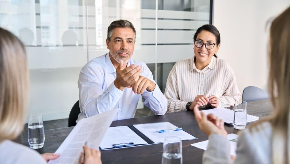 Grupo de personas discutiendo