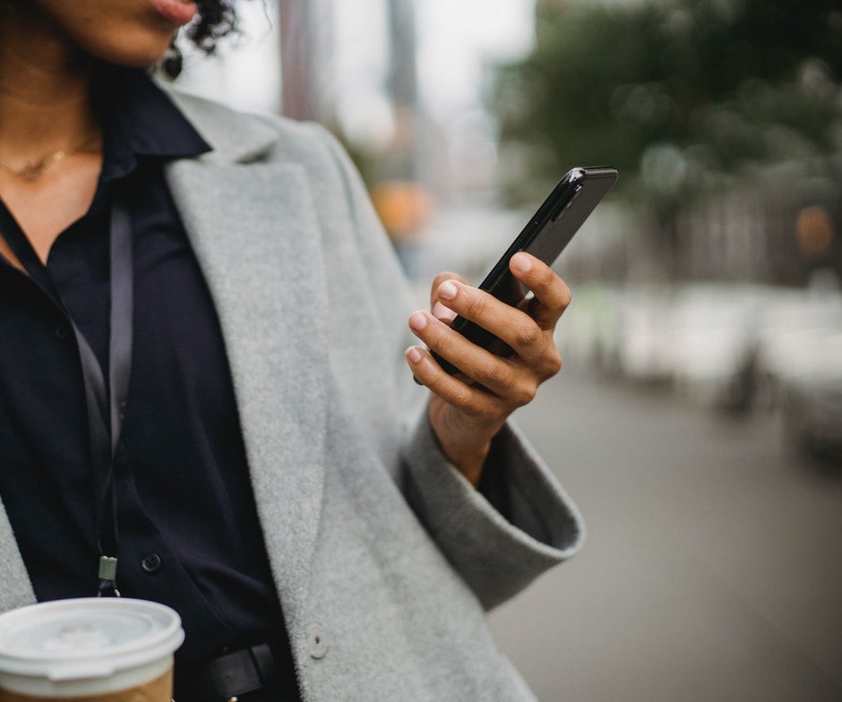 una persona que sostiene un teléfono inteligente