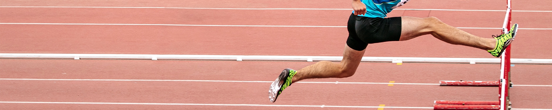 coureur franchissant l'obstacle