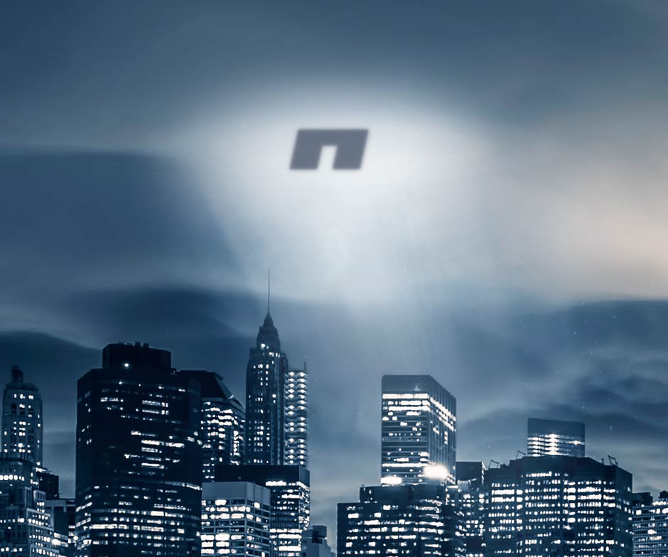 Logo NetApp brillant dans le ciel au-dessus d'une ville