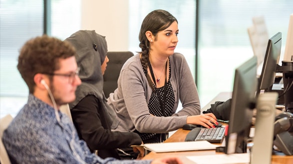 personnes travaillant dans un bureau