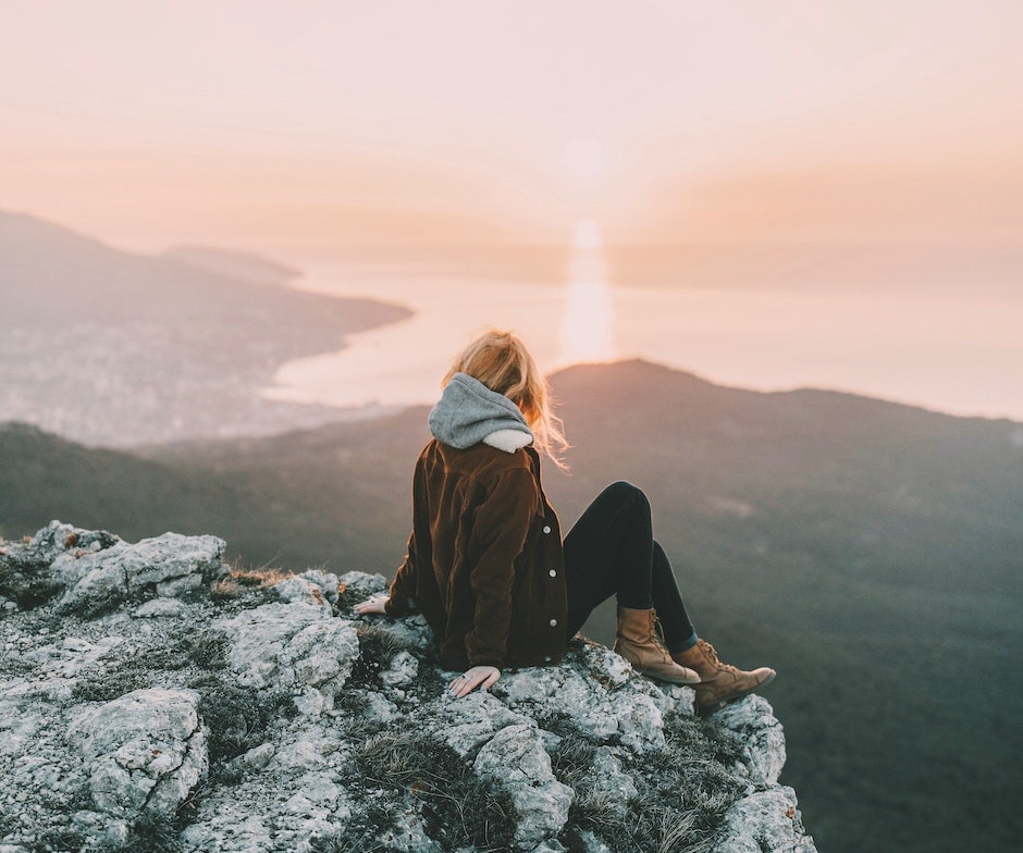 donne che ammirano il tramonto dalla scogliera