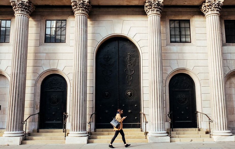 pessoa andando fora de um edifício