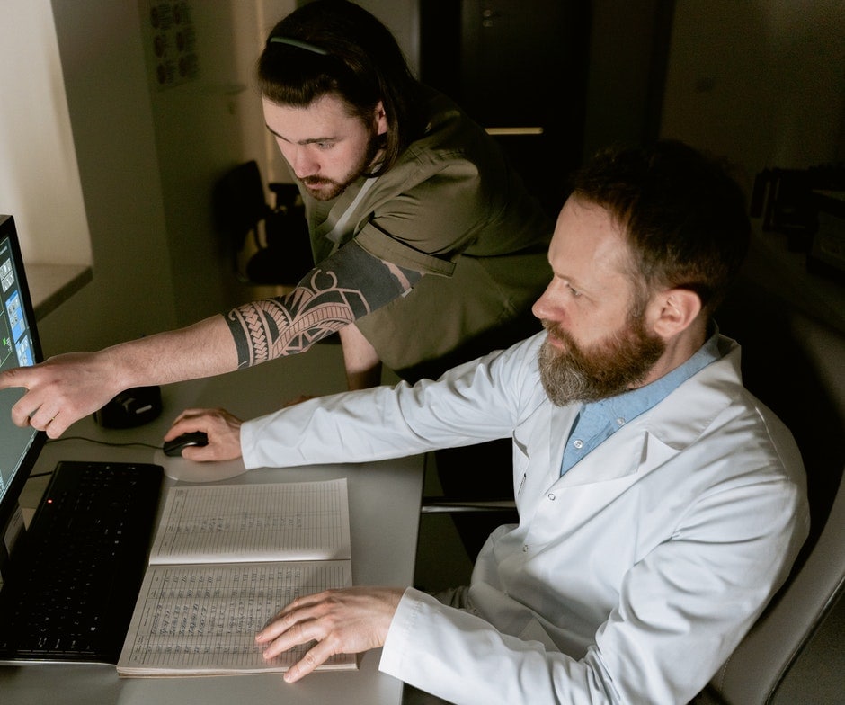 Duas pessoas trabalhando em um computador